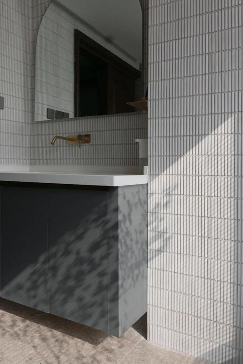 杭州127㎡二手房改造 胡桃木、中性灰与藤黄，混搭复古格调新生活